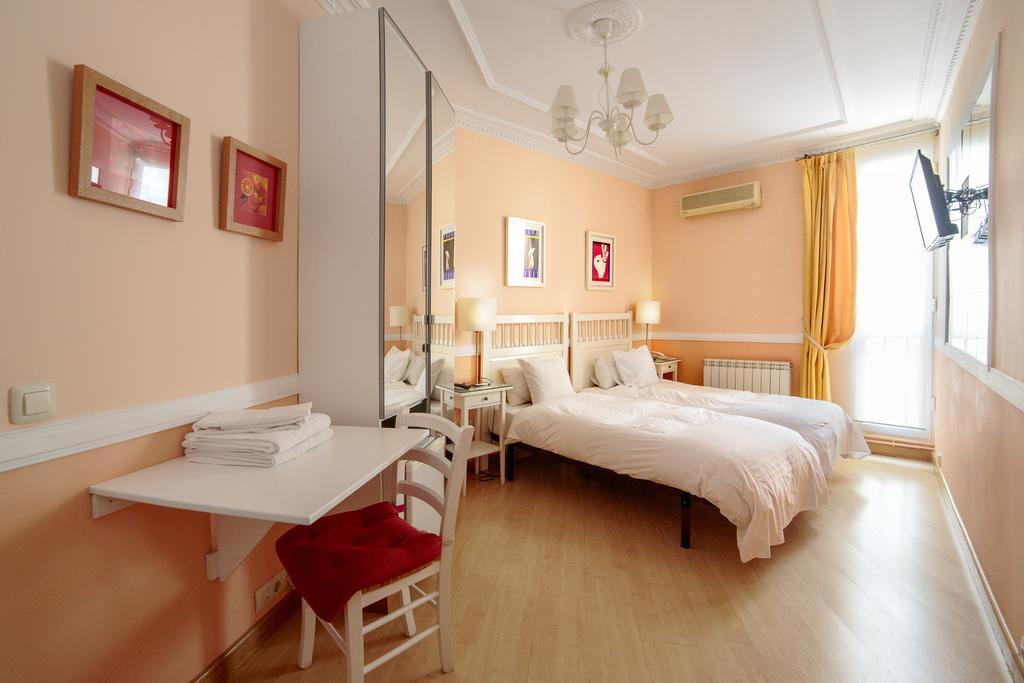 Hostal Adriano Madrid Luaran gambar