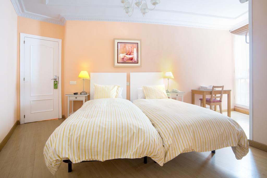 Hostal Adriano Madrid Luaran gambar