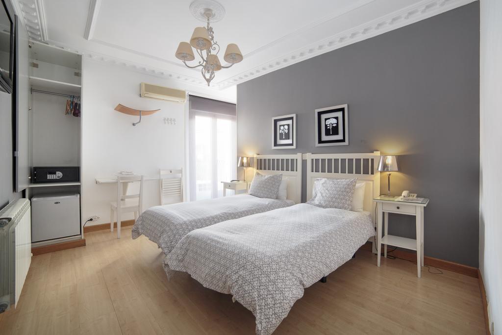 Hostal Adriano Madrid Luaran gambar