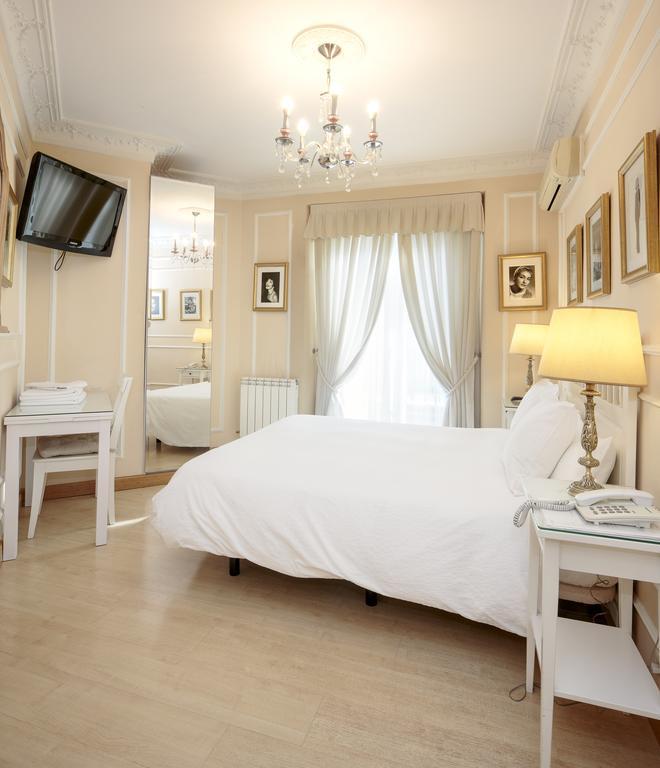 Hostal Adriano Madrid Luaran gambar