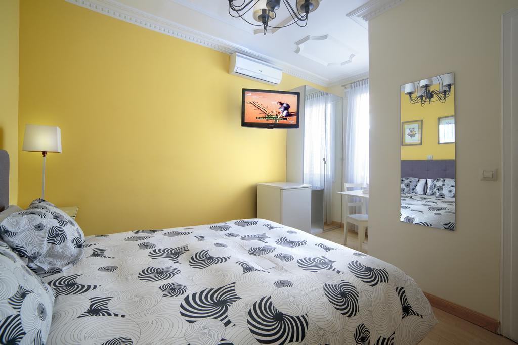 Hostal Adriano Madrid Luaran gambar