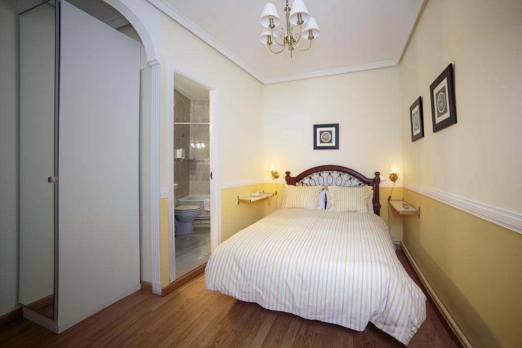 Hostal Adriano Madrid Luaran gambar
