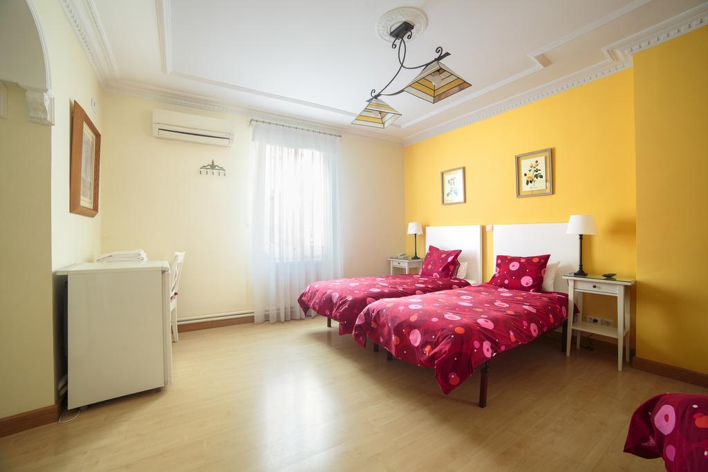 Hostal Adriano Madrid Luaran gambar